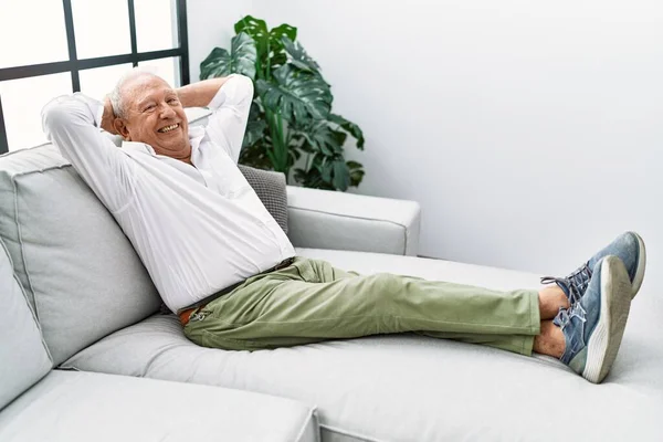 Senior Muž Usměvavý Sebevědomě Sedí Pohovce Doma — Stock fotografie