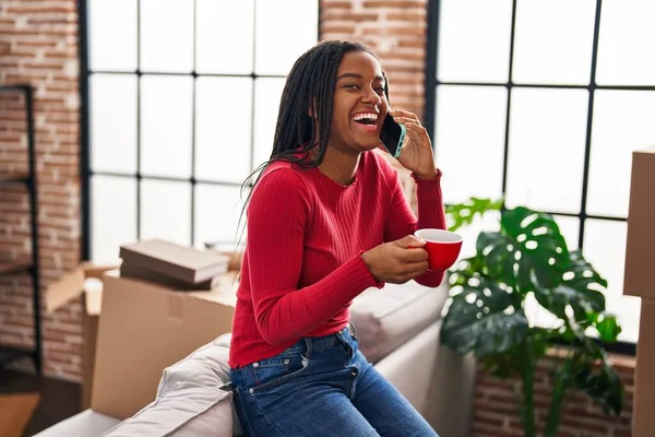 非洲裔美国妇女在新家用智能手机喝咖啡 — 图库照片