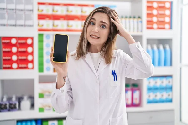 Mulher Branca Loira Trabalhando Farmácia Farmácia Farmácia Mostrando Tela Smartphone — Fotografia de Stock