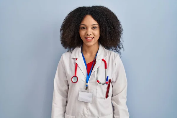 Genç Afro Amerikan Kadın Doktor Üniforması Giyiyor Steteskop Takıyor Yüzünde — Stok fotoğraf