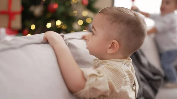Evdeki Ciddi Ifadeyle Noel Ağacının Yanındaki Koltukta Oturan Sevimli Çocuk — Stok fotoğraf