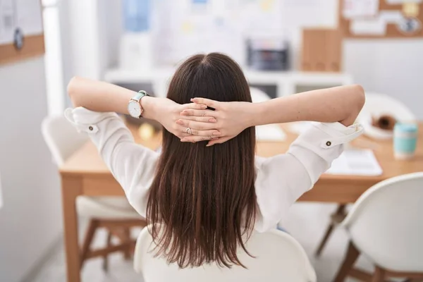 若い白人女性ビジネスマンオフィスで手を頭の上でリラックス — ストック写真