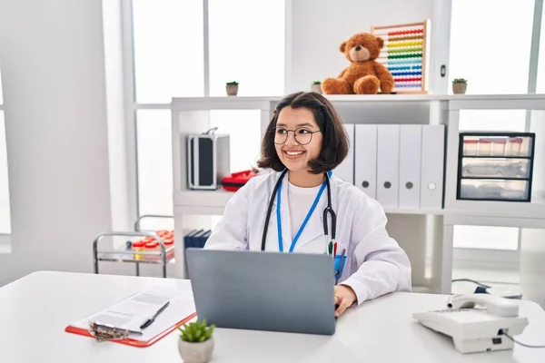 Doktor Üniforması Giyen Genç Bir Kadın Klinikte Çalışırken Dizüstü Bilgisayar — Stok fotoğraf