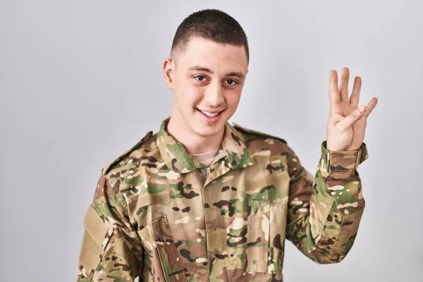 Młody Człowiek Mundurze Wojskowym Pokazujący Wskazujący Palcami Numer Cztery Uśmiechnięty — Zdjęcie stockowe
