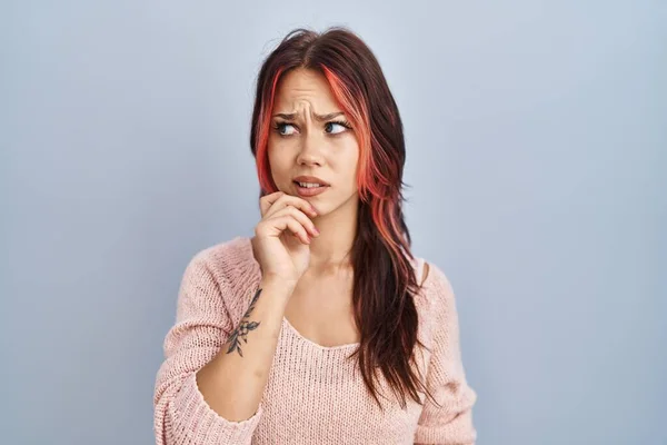 Young Caucasian Woman Wearing Pink Sweater Isolated Background Thinking Worried — Stock Photo, Image