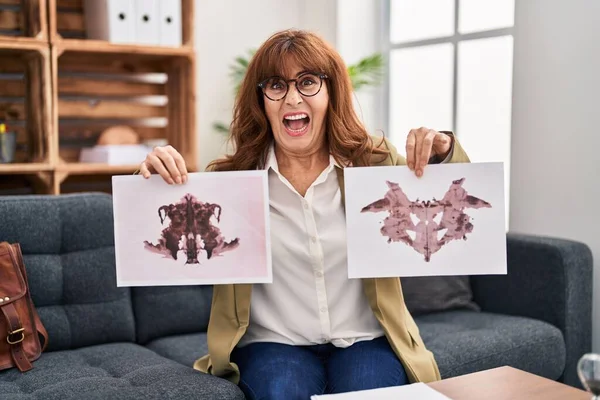 Middle Age Hispanic Woman Working Rorschach Test Psychology Clinic Angry — Stockfoto