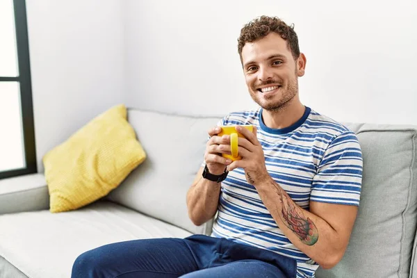 Ung Latinamerikansk Man Ler Säker Dricka Kaffe Hemma — Stockfoto