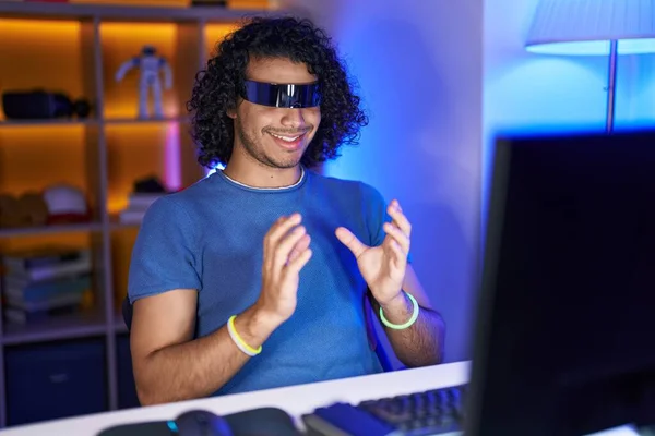 若いラテン人ストリーマーゲームルームで仮想現実のメガネを使用してビデオゲームをプレイ — ストック写真