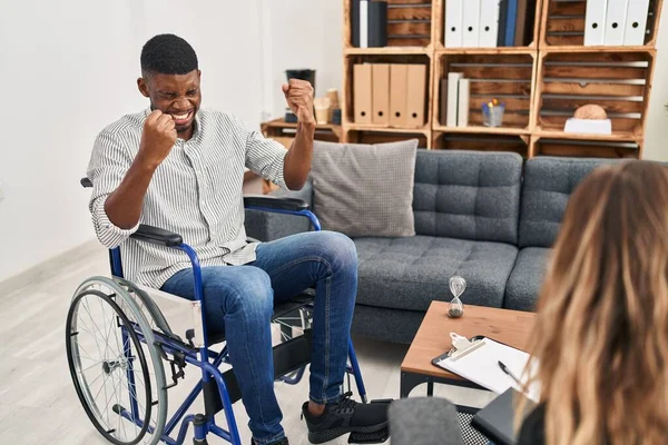 Hombre Afroamericano Haciendo Terapia Sentado Silla Ruedas Muy Feliz Emocionado —  Fotos de Stock