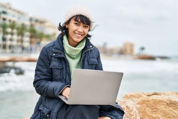 Νεαρή Όμορφη Ισπανόφωνη Γυναίκα Χαμογελά Αυτοπεποίθηση Χρησιμοποιώντας Φορητό Υπολογιστή Στην — Φωτογραφία Αρχείου