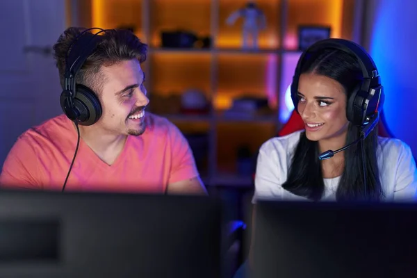 Erkek Kadın Flamalar Oyun Odasında Bilgisayar Kullanarak Video Oyunu Oynuyorlar — Stok fotoğraf