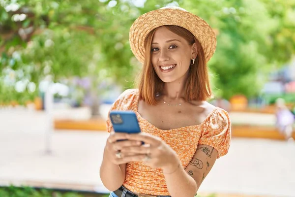 Jovem Ruiva Mulher Turista Usando Chapéu Verão Usando Smartphone Parque — Fotografia de Stock