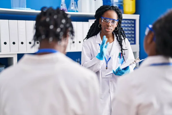 Oameni Știință Afro Americani Care Explică Experimentul Laborator — Fotografie, imagine de stoc