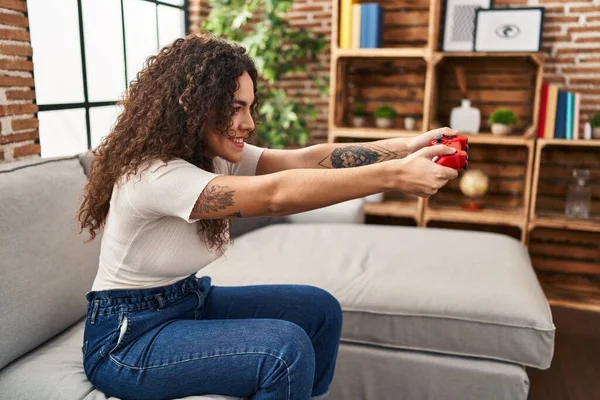 Junge Schöne Hispanische Frau Spielt Videospiel Hause Auf Dem Sofa — Stockfoto