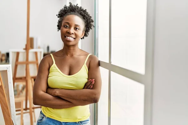Young African American Artist Woman Smiling Happy Standing Arms Crossed — Stock Photo, Image