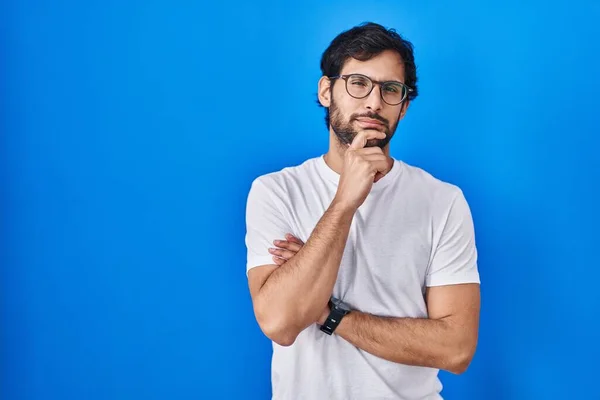 Handsome Latin Man Standing Blue Background Looking Confident Camera Smiling — Stockfoto