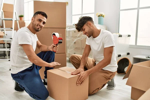 Twee Latijns Amerikaanse Mannen Paar Glimlachen Vol Vertrouwen Verpakking Kartonnen — Stockfoto