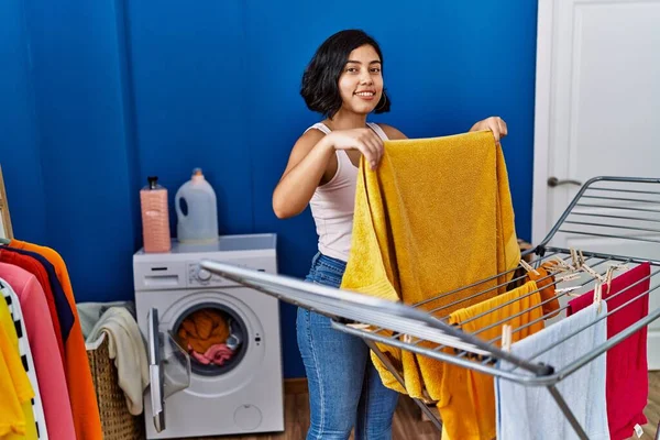 Jonge Latijn Vrouw Glimlachen Zelfverzekerd Opknoping Kleren Waslijn Wasruimte — Stockfoto