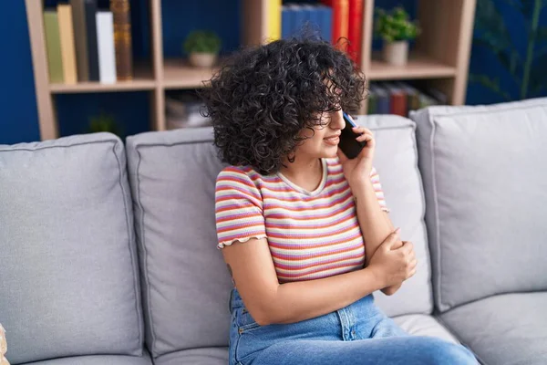 Joven Mujer Oriente Medio Hablando Smartphone Con Expresión Preocupada Casa — Foto de Stock
