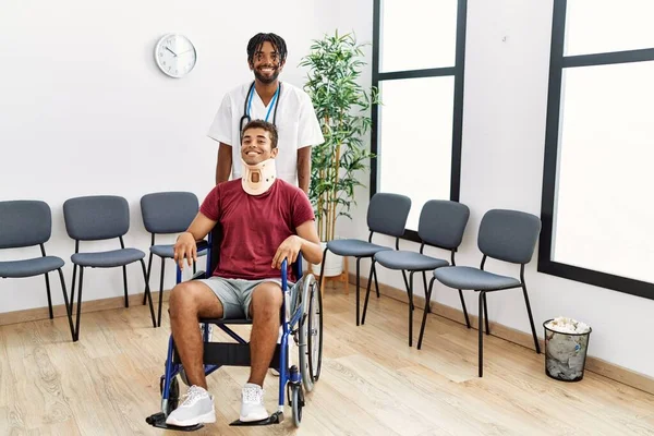 Dos Hombres Fisioterapeuta Paciente Sentado Silla Ruedas Teniendo Consulta Médica —  Fotos de Stock