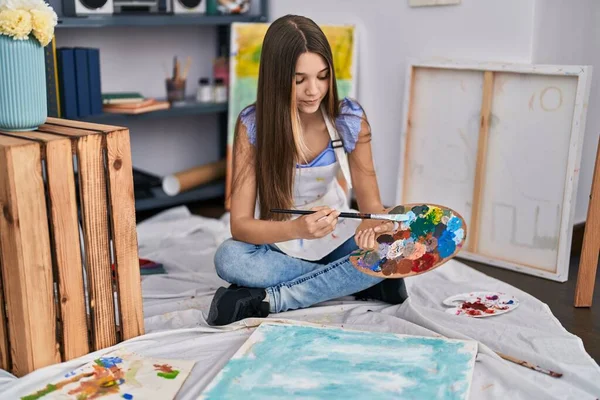 愛らしい女の子アーティスト座っています上の階の図面でアートスタジオ — ストック写真