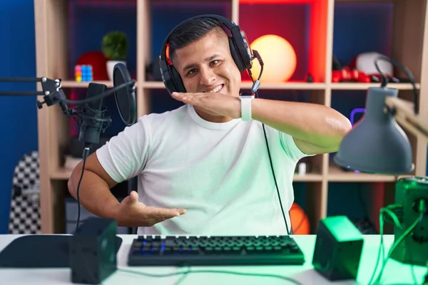 Homem Hispânico Jovem Jogando Videogames Gesticulando Com Mãos Mostrando Grande — Fotografia de Stock
