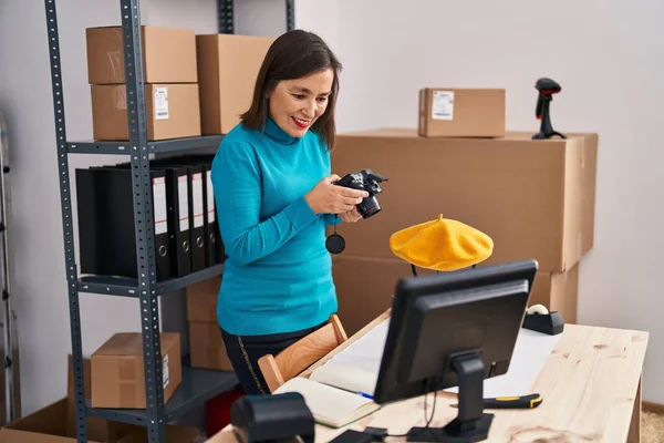 Mulher Meia Idade Ecommerce Trabalhador Negócios Fazendo Foto Para Boina — Fotografia de Stock