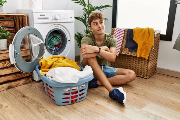 Junger Kaukasier Steckt Schmutzige Wäsche Die Waschmaschine Lächelt Zur Seite — Stockfoto