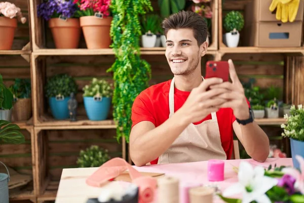 Jovem Florista Hispânico Sorrindo Confiante Usando Smartphone Loja Flores — Fotografia de Stock
