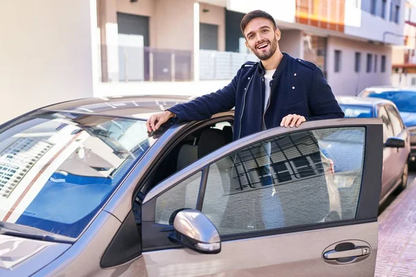 Jovem Hispânico Homem Sorrindo Confiante Abrir Porta Carro Rua — Fotografia de Stock