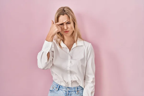 Young Caucasian Woman Wearing Casual White Shirt Pink Background Pointing — 图库照片