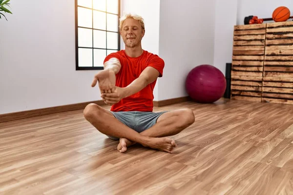 Young Caucasian Man Smiling Confident Stretching Sport Center — Stock Photo, Image