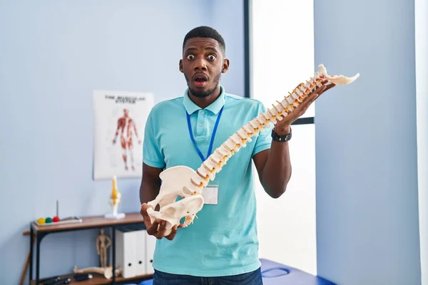 Homme Afro Américain Tenant Modèle Anatomique Colonne Vertébrale Effrayé Choqué — Photo