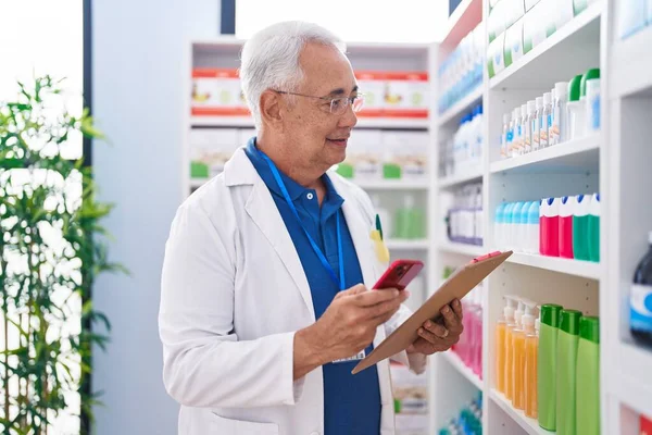 Farmacéutico Hombre Pelo Gris Mediana Edad Utilizando Documento Lectura Teléfonos —  Fotos de Stock