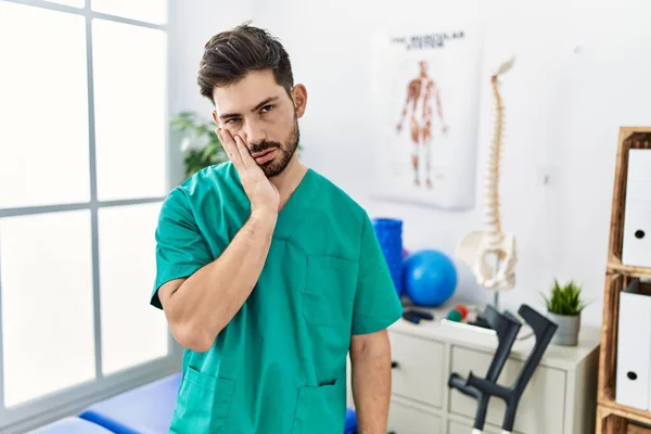 Young Man Beard Working Pain Recovery Clinic Thinking Looking Tired — Stock Photo, Image
