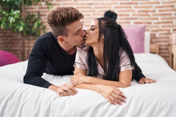 Man Woman Couple Lying Bed Kissing Bedroom — Fotografia de Stock