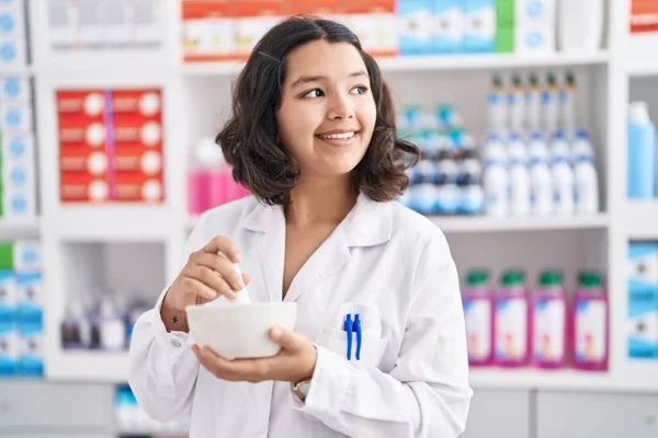 Joven Farmacéutica Sonriendo Confiada Mezcla Medicamentos Farmacia — Foto de Stock