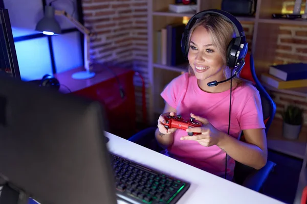 Jovem Loira Streamer Mulher Jogando Videogame Usando Joystick Sala Jogos — Fotografia de Stock