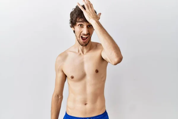 Mladý Hispánec Stojící Bez Košile Nad Izolovanými Rukou Hlavě Překvapenou — Stock fotografie