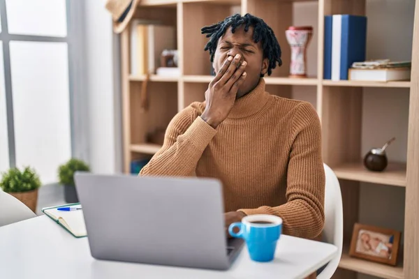 Young African Man Dreadlocks Working Using Computer Laptop Bored Yawning — Stock Photo, Image
