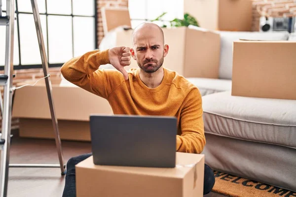 Young Bald Man Beard Moving New House Using Laptop Angry — Stock Photo, Image