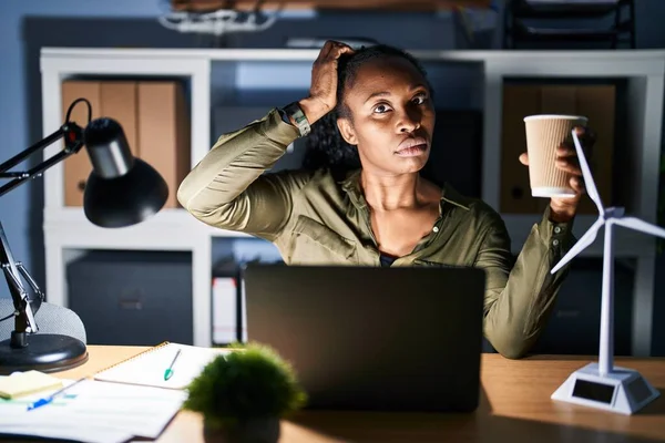 Afrikalı Kadın Geceleri Bilgisayar Bilgisayarı Kullanarak Çalışıyor Kafası Karışıyor Soru — Stok fotoğraf