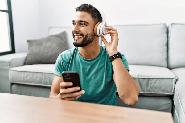Молодий Араб Посміхається Впевнено Слухаючи Музику Вдома — стокове фото
