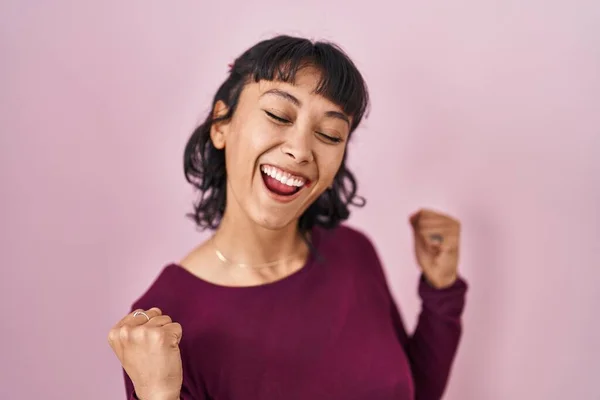 Young Beautiful Woman Standing Pink Background Very Happy Excited Doing — Stockfoto