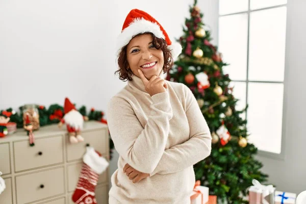 Middle Age Hispanic Woman Smiling Happy Wearing Christmas Hat Standing — Stock Photo, Image