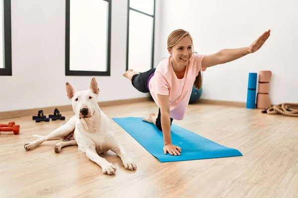 Jonge Blanke Vrouw Glimlachend Zelfverzekerd Stretching Met Hond Bij Sportcentrum — Stockfoto