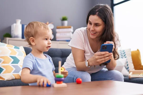 Anne Oğlu Akıllı Telefon Kullanıyor Evde Oynuyorlar — Stok fotoğraf