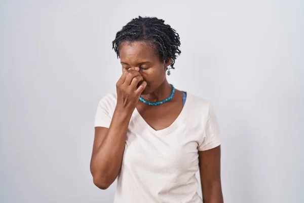 Mulher Africana Com Dreadlocks Sobre Fundo Branco Cansado Esfregando Nariz — Fotografia de Stock