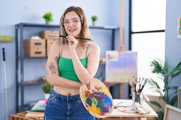 Young Woman Artist Holding Paintbrush Palette Art Studio —  Fotos de Stock