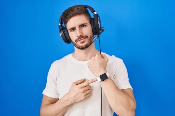 Hispanic Man Beard Listening Music Wearing Headphones Hurry Pointing Watch — Stock Photo, Image